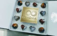 cutie in combinatie de praline si ciocolata person